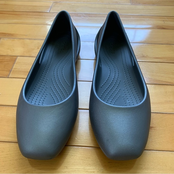 Crocs Women’s Sloane Flat Metallic Grey Size 6 - Picture 2 of 7